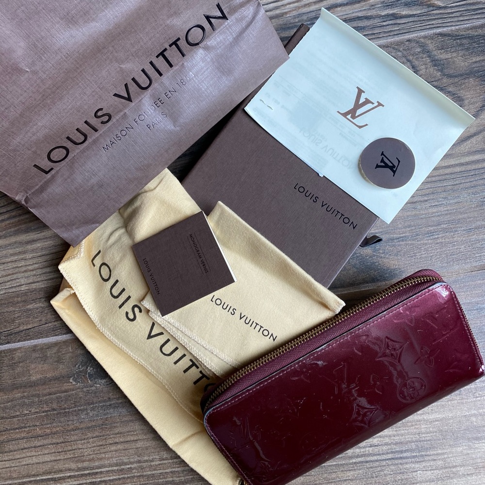 Louis Vuitton Rouge Monogram Vernis Zippy Wallet
